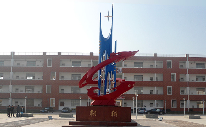 不銹鋼雕塑制作完成之后，需要對表面進行打磨噴漆，這樣才可以獲得想要的表面效果，不銹鋼雕塑打磨噴漆有一些注意事項，下面給大家介紹一下。